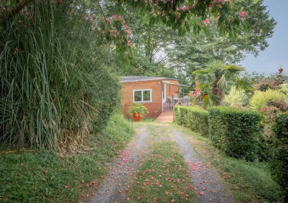 Lodge sur pilotis (vue depuis l’arrivée)