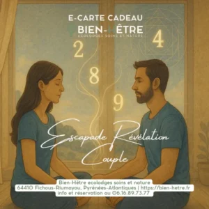 Photo prise à Bien-Hêtre montrant une femme de dos, drapée dans une serviette, profitant d’une douche extérieure en bois entourée de verdure. Le visuel met en avant l’expérience nature et bien-être proposée dans les écolodges.